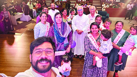 പുനർജനി പരിപാടിയിൽ പങ്കെടുക്കാനെത്തിയവർക്കൊപ്പം സെൽഫിയെടുക്കുന്ന നടൻ ഷറഫുദ്ദീൻ. രാജഗിരി ആശുപത്രി എക്സിക്യൂട്ടിവ് ഡയറക്ടർ ആൻഡ് സിഇഒ ഫാ. ജോൺസൺ വാഴപ്പിളളി, അഡ്മിനിസ്ട്രേഷൻ ഡയറക്ടർ ഫാ. ജോയ് കിളിക്കുന്നേൽ, ക്രിട്ടിക്കൽ മെഡിസിൻ വിഭാഗം മേധാവി ഡോ. ജേക്കബ് വർഗ്ഗീസ് , ഗൈനക്കോളജി വിഭാഗം മേധാവി ഡോ. വി.പി. പൈലി എന്നിവർ സമീപം.