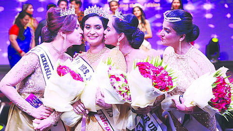 ആലപ്പുഴയില്‍ നടന്ന മിസിസ് കേരള 2023 മത്സരത്തില്‍ വിജയിയായ ആനി മാമ്പള്ളിക്ക് ഫസ്റ്റ് റണ്ണര്‍ അപ്പ് ജിക്കി തോമസും സെക്കന്‍ഡ് റണ്ണര്‍ അപ്പ് ജസ്‌ന ചന്ദ്രനും ചുംബനം നല്‍കുന്നു. സമീപം തേഡ് റണ്ണര്‍ അപ്പ് നമിത സത്യന്‍. 