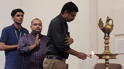 പ്രൊഫ. സിജോ ജോർജ് വാരാഘോഷത്തിന്‍റെ ഉദ്ഘാടനം നിർവഹിക്കുന്നു.