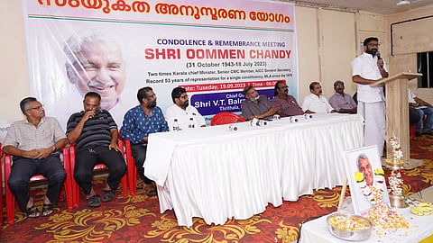 സാധാരണ മനുഷ്യരോടൊപ്പം നില നിന്നത് കൊണ്ടാണ് ഉമ്മൻചാണ്ടി എന്ന മനുഷ്യൻ ഇത്രയും ശ്രദ്ധിക്കപ്പെട്ടത്; വി ടി ബൽറാം