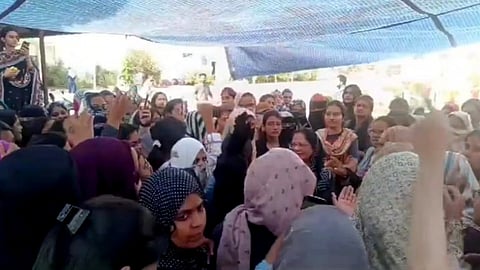 അലിഗഡ് ഹോസ്റ്റലിൽ ഭക്ഷ്യ വിഷബാധ 300 വിദ്യാർഥിനികൾ ആശുപത്രിയിൽ 