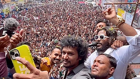 ലോകേഷ് കനഗരാജ് പാലക്കാട് ആരാധകർക്കൊപ്പം സെൽഫിയെടുക്കുന്നു
