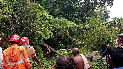 പെരുമഴയെത്തുടർന്ന് രക്ഷാപ്രവർത്തനം.