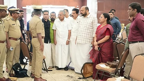 കൺവെൻഷൻ സെന്‍റർ സന്ദർശിക്കാനെത്തിയ മുഖ്യമന്ത്രിയും സംഘവും