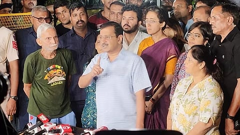 അറസ്റ്റിലായി മണിക്കൂറുകൾ മാത്രം; ആശ്വാസ വാക്കുകളുമായി കെജ്‌രിവാളും കുടുംബവും സഞ്ജയ് സിങിന്‍റെ വീട്ടിൽ