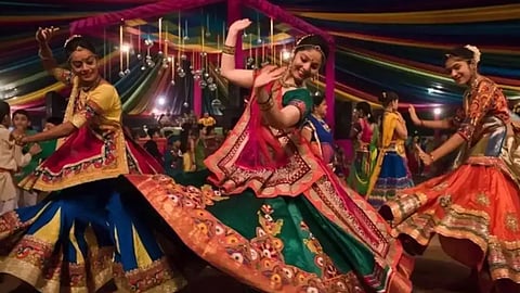 ഗർബ നൃത്തം ചെയ്യുന്നവർ