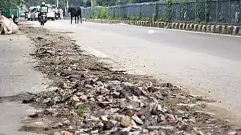 കമ്മീഷൻ കൊടുക്കാത്തതിന്‍റെ പേരിൽ തകർത്തിട്ടിരിക്കുന്ന റോഡ്.