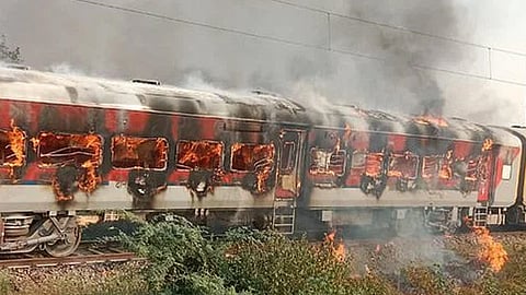 ആഗ്രയില്‍ പത്തല്‍കോട്ട് എക്സ്പ്രസിന്‍റെ കോച്ചുകൾ കത്തി നശിക്കുന്നു