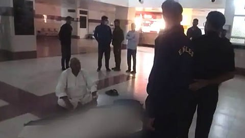 ആശുപത്രിയിൽ മകന്‍റെ മൃതദേഹവുമായി പ്രതിഷേധിക്കുന്ന ബിജപി മുൻ എംപി ഭൈരൻ പ്രസാദ് മിശ്ര