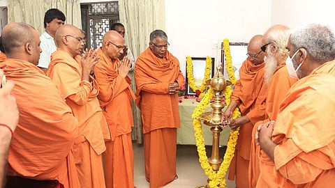 91-ാമത് ശിവഗിരി തീര്‍ഥാടന കമ്മിറ്റി ഓഫീസിന്‍റെ ഉദ്ഘാടനം ശിവഗിരി മഠം അതിഥി മന്ദിരത്തില്‍ ധര്‍മസംഘം ട്രസ്റ്റ് പ്രസിഡന്‍റ് സച്ചിദാനന്ദ സ്വാമി  ഉദ്ഘാടനം ചെയ്യുന്നു. ജനറല്‍ സെക്രട്ടറി സ്വാമി ശുഭാംഗാനന്ദ, ട്രഷറര്‍ സ്വാമി ശാരദാനന്ദ, തീര്‍ഥാടനക്കമ്മിറ്റി സെക്രട്ടറി സ്വാമി ഋതംബരാനന്ദ തുടങ്ങിയവര്‍ സമീപം.