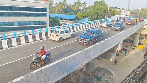 നീണ്ട കാത്തിരിപ്പിന് ശേഷം ഉദ്ഘാടനം കഴിഞ്ഞ ഗുരുവായൂർ റെയ്ൽവേ മേൽപ്പാലത്തിലൂടെ വാഹന ഗതാഗതം ആരംഭിച്ചപ്പോൾ.