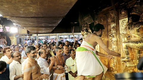 ഇക്കൊല്ലത്തെ ശബരിമല മണ്ഡല, മകരവിളക്ക് മഹോത്സവങ്ങൾക്കായി തന്ത്രി കണ്ഠര് മഹേഷ് മോഹനര് ശ്രീകോവില്‍ നട തുറക്കുന്നു. തിരുവിതാംകൂര്‍ ദേവസ്വം ബോര്‍ഡ് പ്രസിഡന്‍റ് പി.എസ്. പ്രശാന്ത്, ദേവസ്വം ബോര്‍ഡ് അംഗങ്ങളായ അഡ്വ. എ. അജിത് കുമാര്‍, ജി. സുന്ദരേശന്‍ തുടങ്ങിയവര്‍ സമീപം.