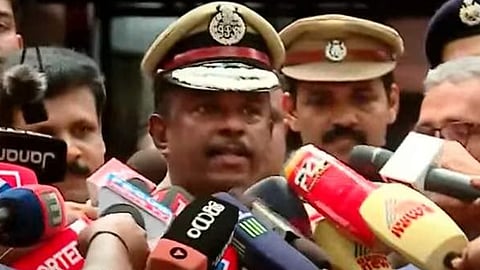 എഡിജിപി മാധ്യമങ്ങളോട് സംസാരിക്കുന്നു 