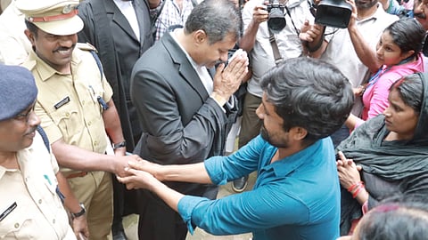ആലുവ കൊലപാതക കേസിൽ പ്രതി അസ്ഫാക്ക് ആലമിന് വധശിക്ഷ വാങ്ങിക്കൊടുക്കാൻ അഹോരാത്രം പ്രയത്നിച്ച സ്പെഷ്യൽ ഇൻവെസ്റ്റിഗേഷൻ ടീമിലെ ഇൻസ്പെക്റ്റർ എ.കെ സന്തോഷ് കുമാറിന്‍റെ കൈപിടിച്ച് കുഞ്ഞിന്‍റെ അച്ഛൻ നന്ദി പറയുന്നു. അരികിൽ അമ്മയെ കൈകൂപ്പുന്ന പ്രോസിക്യൂട്ടർ മോഹൻരാജ് .

