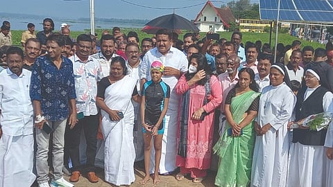 ഇരുകൈകാലുകളും ബന്ധിച്ച് വേമ്പനാട്ടുകായല്‍ നീന്തിക്കയറിയ ലയ ബി.നായരെ വൈക്കം കായലോര ബീച്ചില്‍ സി.കെ. ആശ എംഎല്‍എയുടെ നേതൃത്വത്തില്‍ സ്വീകരിക്കുന്നു.