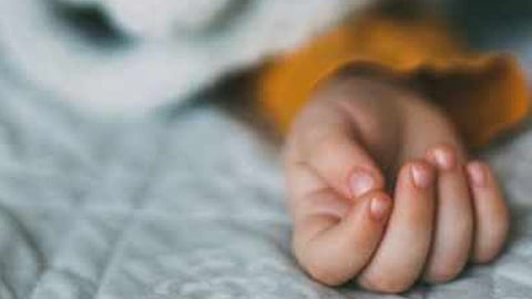 വീട്ടുമുറ്റത്ത്  കളിക്കുന്നതിനിടെ കാറിനടിയിൽപ്പെട്ട് ഒന്നര വയസുകാരന് ദാരുണാന്ത്യം