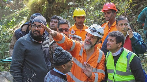 ഉത്തരകാശിയിൽ തുരങ്കം തകർന്നയിടത്ത് ടണൽ എക്സ്പെർട്ടായ പ്രൊഫ. അർനോൾഡ് ഡിക്സ് പരിശോധന നടത്തുന്നു.