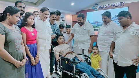 വിഷ്ണുവിന് റിക്ലൈനർ ഇലക്‌ട്രിക് വീൽ ചെയർ കൈമാറുന്നു.