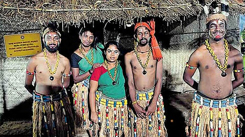 കേരളീയത്തിൽ ആദിവാസി വിഭാ​ഗത്തെ പ്രദർശന വസ്തുവാക്കിയെന്ന് പരാതി; റിപ്പോർട്ടു തേടി ദേശീയ പട്ടിക വർഗ കമ്മീഷൻ