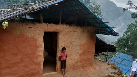 മലക്കപ്പാറ വീരൻ കുടി ആദിവാസി കോളനിയിലെ മൺവീടുകളിലൊന്ന്.
