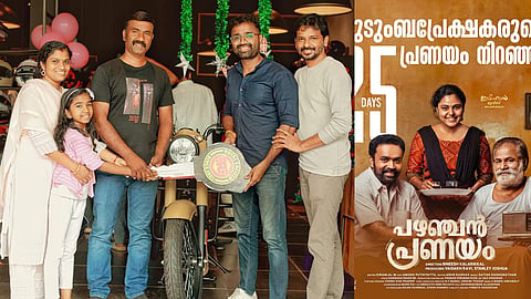 സംവിധായകൻ ബിനീഷ് കളരിക്കലിന് ക്രിസ്മസ് സമ്മാനമായി ബുള്ളറ്റ് നൽകി പഴഞ്ചൻ പ്രണയം ടീം