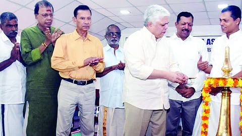 എറണാകുളം കലൂർ ശ്രീരാമകൃഷ്ണ സേവാശ്രമത്തിന്‍റെ 41ാമത് വാർഷികാഘോഷം ജസ്റ്റിസ് ദേവൻ രാമചന്ദ്രൻ ഉദ്ഘാടനം ചെയ്യുന്നു. സി.ജി. രാജഗോപാൽ, കോസ്റ്റ് ഗാർഡ് ഡിഐജി എൻ. രവി , സി.എസ്. മുരളീധരൻ, പോൾ പുളിക്കൻ, കവി ആർ.കെ. ദാമോദരൻ, സി.ആർ. സുധാകരൻ, പി. കുട്ടികൃഷ്ണൻ എന്നിവർ സമീപം.