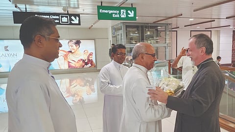 നെടുമ്പാശേരി വിമാനത്താവളത്തില്‍ എത്തിയ വത്തിക്കാന്‍ പ്രതിനിധിമാര്‍ സിറില്‍ വാസിലിനെ അതിരൂപത അപ്പോസ്തലിക്ക് അഡ്മിനിസ്ട്രേറ്റര്‍മാര്‍ ബോസ്കോ പൂത്തുര്‍ സ്വീകരിക്കുന്നു.