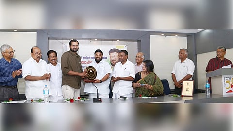 ലയാള മനോരമ സ്പെഷ്യൽ കറസ്പോൺഡന്‍റ് ജയചന്ദ്രൻ ആർ.ഗോപീകൃഷ്‌ണൻ അവാർഡ് മന്ത്രി വി.എൻ.വാസവനിൽ നിന്ന് ഏറ്റുവാങ്ങുന്നു