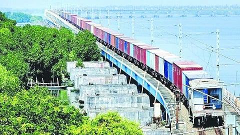 വല്ലാർപാടം കണ്ടെയ്നർ ടെർമനിൽ റെയിൽ ട്രാക്കിലൂടെ അപൂർവമായി ഓടുന്ന ഒരു ട്രെയിൻ.