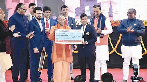 ദീ​പ്തി ശ​ര്‍മ​യെ ഡെ​പ്യൂ​ട്ടി സൂ​പ്ര​ണ്ട​് ഓ​ഫ് പൊ​ലീ​സാ​യുള്ള നി​യ​മ​ന 
ഉ​ത്ത​ര​വ് മു​ഖ്യ​മ​ന്ത്രി യോ​ഗി ആ​ദി​ത്യ​നാ​ഥ് കൈമാറുന്നു. 