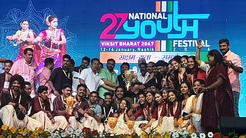 ദേശീയ യുവോത്സവത്തിൽ മൂന്നാം സ്ഥാനം നേടിയ കേരള ടീം ട്രോഫികളുമായി.