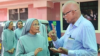 ഹൈടെക് ബയോ സൊല്യൂഷൻസിന്‍റെ പ്രവർത്തനങ്ങൾ വിശദീകരിക്കുന്ന ഡയറക്റ്റർ രാജഗോപാൽ.