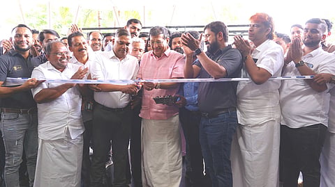 ഫാഷന്‍ എക്സ്പോ കല്യാണ്‍ സില്‍ക്സ് എംഡിയും കെടിജിഎ സംസ്ഥാന പ്രസിഡന്‍റുമായ ടി.എസ്. പട്ടാഭിരാമന്‍ ഉദ്ഘാടനം ചെയ്യുന്നു. ഐഎഫ്എഫ് ചെയര്‍മാന്‍ പി.പി. സാദിക്, കണ്‍വീനര്‍ സമീര്‍ മൂപ്പന്‍, ജോയിന്‍റ് കണ്‍വീനര്‍ ഷാനവാസ് റോയല്‍, വൈസ് ചെയര്‍മാന്‍ ഷാനിര്‍ വേദിക, പ്രോഗ്രാം ഡയറക്റ്റര്‍ പി.വി. ഷഫീഖ്, ഷമീര്‍ വെറ്റ് ലാൻഡ് തുടങ്ങിയവർ സമീപം.