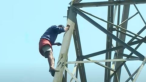 യുവാവ് ടവറിനു മുകളിൽ നിന്ന് ഇറങ്ങുന്നു