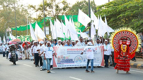 ലെന്‍സ്‌ഫെഡ് സംസ്ഥാന സമ്മേളനത്തിന്‍റെ ഭാഗമായി  ഗോശ്രീ പാലം മുതല്‍  എറണാകുളത്തപ്പന്‍ ഗ്രൗണ്ട് വരെ നടത്തിയ പ്രകടനത്തില്‍ നിന്ന്.