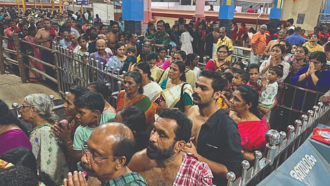 തിരുവൈരാണിക്കുളം ക്ഷേത്രത്തില്‍ വ്യാഴാഴ്ച ദര്‍ശനത്തിനെത്തിയ ഭക്തരുടെ തിരക്ക്.