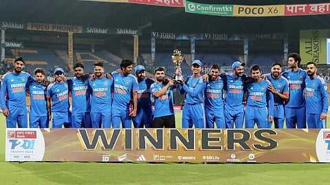 അഫ്ഗാനിസ്ഥാനെതിരായ ട്വന്‍റി20 പരമ്പര 3-0 എന്ന നിലയിൽ സ്വന്തമാക്കിയ ഇന്ത്യൻ ക്രിക്കറ്റ് ടീം ട്രോഫിയുമായി.