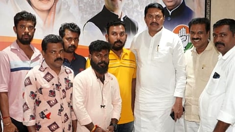 സിംഗപ്പൂർ ജോലിയുടെ പേരിൽ തട്ടിപ്പിനിരയായ  മലയാളികള്‍ക്ക്  എം പി സി സി പ്രസിഡന്‍റ് നാനാ പടോലെയുടെ സഹായ ഹസ്തം