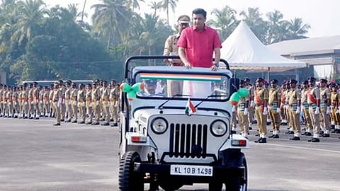 റിപ്പബ്ലിക് ദിന പരേഡില്‍ മന്ത്രി   മുഹമ്മദ് റിയാസ് അഭിവാദ്യം സ്വീകരിച്ചത് കരാറുകാരന്‍റെ വാഹനത്തിൽ; വിമര്‍ശനം