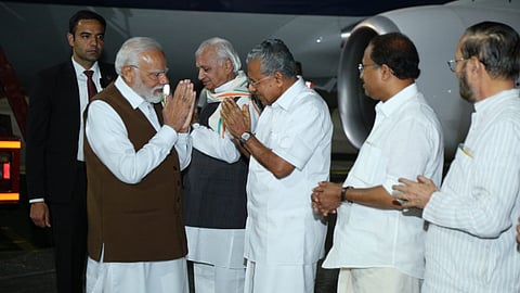 വിമാനത്താവളത്തിലെത്തിയ പ്രധാനമന്ത്രി നരേന്ദ്ര മോദിയെ സ്വീകരിക്കുന്ന കേരള മുഖ്യമന്ത്രി പിണറായി വിജയനും ഗവർണർ ആരിഫ് മുഹമ്മദ് ഖാനും