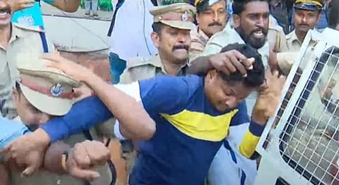 തിരുവനന്തപുരത്തും  ഗവർണർക്ക് നേരെ എസ്എഫ്ഐയുടെ കരിങ്കൊടി പ്രതിഷേധം