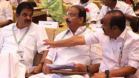 ''രാ​ഷ്‌​ട്രീ​യ​കാ​ര്യ സ​മി​തി​യി​ൽ കെ.​സി വി​ഭാ​ഗ​ത്തി​ന് സ​മ​ഗ്രാ​ധി​പ​ത്യം''; പു​നഃ​സം​ഘ​ടനയ്ക്ക് പി​ന്നാ​ലെ പ്ര​തി​ഷേ​ധവുമായി ഗ്രൂപ്പുകൾ