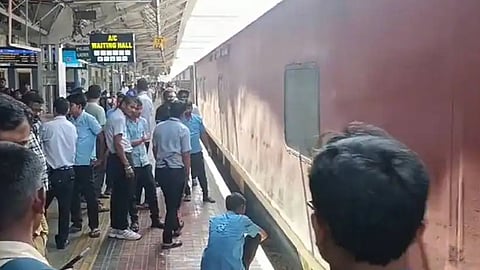 നേത്രാവതി എക്സ്‌പ്രസിൽ തീപിടിത്തം; പൊലീസും ജീവനക്കാരും ചേർന്ന് തീയണച്ചു