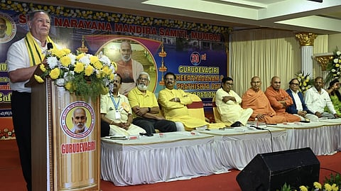 യുഎസ്എയിൽ നിന്നുള്ള പ്രൊഫ. ബ്രൂസ് റേ റസൽ ഗുരുദേവഗിരി തീർഥാടനത്തിന്‍റെ സമാപനത്തോടനുബന്ധിച്ചു നടത്തിയ പൊതുസമ്മേളനത്തിൽ സംസാരിക്കുന്നു. സ്വാമി ഋതംഭരാനന്ദയും സ്വാമി ഗുരുപ്രസാദും അടക്കമുള്ളവർ വേദിയിൽ.