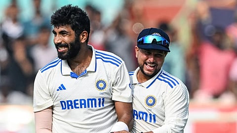 ഇന്ത്യയുടെ ബൗളിങ് ഹീറോസ്: ജസപ്രീത് ബുംറയും കുൽദീപ് യാദവും.