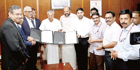 സിയാലില്‍ ഹൈഡ്രജന്‍ പ്ലാന്‍റ് സ്ഥാപിക്കുന്നതിനുള്ള ധാരണാപത്രം മുഖ്യമന്ത്രി പിണറായി വിജയന്‍റെയും വ്യവസായ മന്ത്രി പി. രാജീവിന്‍റെയും സാന്നിധ്യത്തില്‍ സിയാല്‍ എംഡി എസ്. സുഹാസും ബിപിസിഎല്‍ സിഎംഡി ജി. കൃഷ്ണകുമാറും കൈമാറുന്നു. ചീഫ് സെക്രട്ടറി ഡോ. വി. വേണു, അഡിഷണല്‍ ചീഫ് സെക്രട്ടറി കെ.ആര്‍.ജ്യോതിലാല്‍, പ്രിന്‍സിപ്പല്‍ സെക്രട്ടറി സുമന്‍ ബില്ല എന്നിവര്‍ സമീപം.