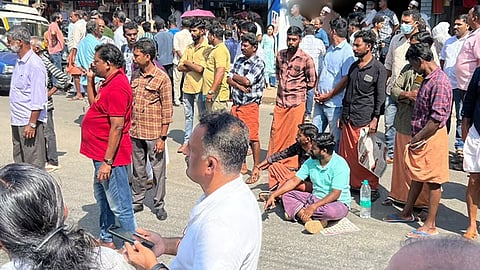  പ്രദേശവാസികൾ പ്രതിഷേധം നടത്തുന്നു
