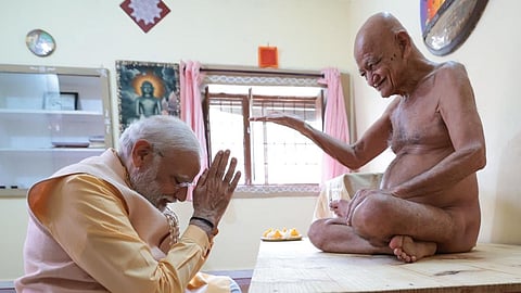 പ്രധാനമന്ത്രി നരേന്ദ്ര മോദി ജൈന സന്യാസി ആചാര്യ വിദ്യാസാഗർ മഹാരാജിൽ നിന്ന്  അനുഗ്രഹം തേടുന്നു