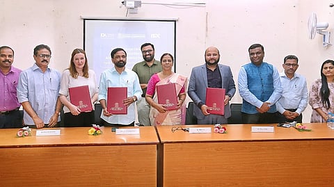 ധാരണാപത്രവുമായി സ്മിജു സുദേവന്‍, വിപി ജഗതിരാജ്, ക്ലെയര്‍ വാല്‍ഷ്, പിജി ശങ്കരന്‍, ഹരീഷ് രാമനാഥന്‍, വി മീര, ഷോണ്‍ ബാബു, ജി ലക്ഷ്മി നാരായണന്‍, കെഎ സക്കറിയ, എംവി ജൂഡി എന്നിവർ.