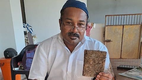 കുളവാഴയിൽ നിന്ന് ഉത്പാദിപ്പിച്ച ജൈവ വളവുമായി അജയൻ.